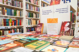 Книжная выставка «Про театр» открылась в ДК «Десна». Фото: Ксения Догонашева, «Вечерняя Москва»
