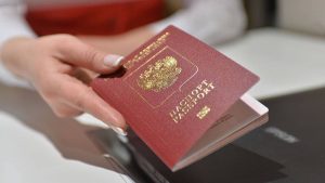 Более 230 тысяч загранпаспортов оформили москвичи через криптобиокабины в центрах госуслуг за пять лет. Фото: Александр Кочубей, «Вечерняя Москва»