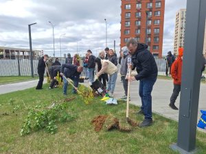 Ученики и преподаватели школы №2083 провели субботник. Фото: официальная страница школы №2083 в социальных сетях