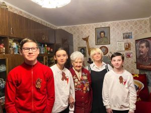 Участники «Движения Первых» школы №2083 поздравили ветерана Великой Отечественной войны. Фото: официальная страница школы в социальных сетях