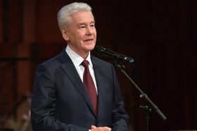 5 дайджест Собянин принял решение о дополнительной поддержке строительства малых детсадов Мэр Москвы Сергей Собянин подписал постановление, в рамках которого столичным инвесторам разрешат реализовывать проекты по строительству детских садов малой емкости, в которых количество воспитанников составляет от 75 до 150 человек. Соответствующие изменения дают возможность учесть обязательства по обеспечению жилой застройки местами в дошкольных учреждениях в соответствии с нормативами градостроительного проектирования. Данные меры позволят специалистам в сфере городского строительства возводить подобные учреждения для детей на территориях, где отсутствует дефицит мест в дошкольных учреждениях. После завершения строительства здания детсадов направят в собственность столицы с последующим предоставлением частным образовательным организациям, привлеченным застройщиками, в аренду на срок 49 лет без проведения торгов для эксплуатации по целевому назначению на коммерческой основе. Взимаемая арендная плата в год составит 1 рубль за 1 квадратный метр, сообщили на сайте мэра Москвы. Данная городская инициатива обеспечит дополнительный стимул для строительства детских садов малой емкости и поспособствует максимальному удовлетворению потребностей московских семей в качественном и разнообразном дошкольном образовании. mos.ru Собянин принял решение о дополнительной поддержке строительства малых детсадов Возведенные детские сады безвозмездно передадут в собственность города с последующим предоставлением в аренду частным образовательным организациям, привлеченным застройщи... На фото мэр Москвы Сергей Собянин. Фото: Владимир Новиков, «Вечерняя Москва» власть, главная тэги: Москва, официально, мэр Москвы, Сергей Собянин, строительство, дошкольные учреждения, инвесторы, здания, недвижимость, детские сады, поддержка 6 дайджест Собянин: 34 москвича — абсолютные победители Всероссийской олимпиады Юные жители города стали абсолютными победителями Всероссийской олимпиады школьников. По словам мэра Москвы Сергея Собянина, такого статуса было удостоено 34 ученика столичных образовательных учреждений, прошедших в финальный этап интеллектуального состязания. В этом году призеров и победителей подготовили более половины учебных заведений города. Свои навыки на интеллектуальном состязании продемонстрировали свыше 3 тысяч ребят из 277 школ. В прошлом году количество участников в Москве составило на тысячу меньше. По результатам ВОШ дети получили на 532 диплома больше, чем в 2024 году. Данный результат стал рекордным для Москвы за всю историю олимпиады. Всего призовые места в этом году заняли 1 531 человек. Еще 325 ребят стали победителями олимпиады. Сергей Собянин добавил, что 11 из них завоевали дипломы по двум и более предметам. В официальном Telegram-канале мэр Москвы отметил, что Всероссийская олимпиада школьников — самое массовое интеллектуальное состязание в стране. Его дипломы действительны в течение 4 лет и дают выпускникам право поступить без экзаменов в любой российский вуз или получить 100 баллов на ЕГЭ по профильному предмету. На фото мэр Москвы Сергей Собянин. Фото: сайт мэра Москвы