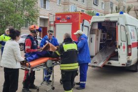 Специалисты Московского авиационного центра оказали помощь пенсионерке в Щербинке. Фото: официальная страница Московского авиационного центра в социальных сетях