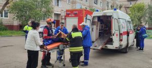 Специалисты Московского авиационного центра оказали помощь пенсионерке в Щербинке. Фото: официальная страница Московского авиационного центра в социальных сетях