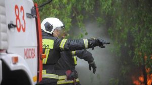 16 команд с поливомоечными машинами дежурят в Новой Москве для борьбы с пожарами . Фото: Пелагия Замятина, «Вечерняя Москва»