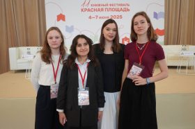 Ребята из медиакласса школы №2083 посетили пресс-конференцию фестиваля «Красная площадь». Фото: официальная страница школы №2083 в социальных сетях