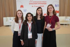 Ребята из медиакласса школы №2083 посетили пресс-конференцию фестиваля «Красная площадь». Фото: официальная страница школы №2083 в социальных сетях