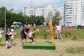 Специалисты ДК Щербинки организуют мастер-классы в Брусиловском парке. Фото: официальная страница ДК Щербинки в социальных сетях