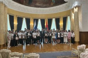 Награду за поддержку проекта «Юный полярник» получила директор школы №2083. Фото: официальная страница школы №2083 в социальных сетях