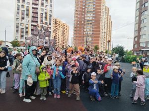 Специалисты ДК Щербинки организовали игровую программу «Праздник нашего двора». Фото: официальная страница ДК Щербинки в социальных сетях