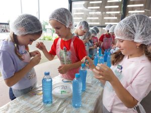 Занятие по изучению свойств воды провели воспитанникам школы №2083. Фото: официальная страница школы №2083 в социальных сетях
