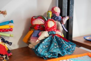Тематическую выставку «Куклы времени: Ностальгия СССР и ГДР» организуют в ДК «Десна». Фото: Ксения Догонашева, «Вечерняя Москва»