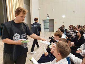 Активисты МП района Щербинка организовали в школе №2083 лекцию о ПДД. Фото: официальная страница МП района Щербинка в социальных сетях