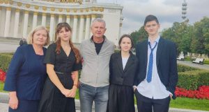 Десятиклассники школы №2083 приняли участие в встрече с продюсером «Первого канала» Юрием Аксютой. Фото: официальная страница школы №2083 в социальных сетях