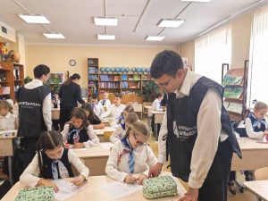 Молодые парламентарии Щербинки организовали акцию «Письмо водителю» в школе №2083. Фото: официальная страница МП района Щербинка в социальных сетях