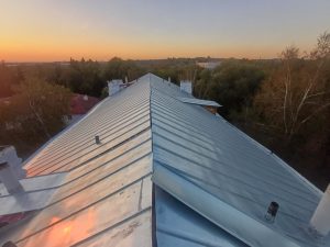 Крышу жилого дома обновили в Щербинки. Фото предоставили сотрудники управы района Щербинка