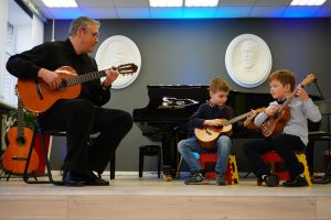 Сотрудники ДК «Десна» организуют музыкальный квартирник. Фото: Анна Быкова, «Вечерняя Москва»