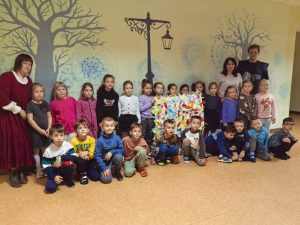 Младшеклассники школы №2083 поздравили педагогов с Днем учителя. Фото: официальная страница школы №2083 в социальных сетях